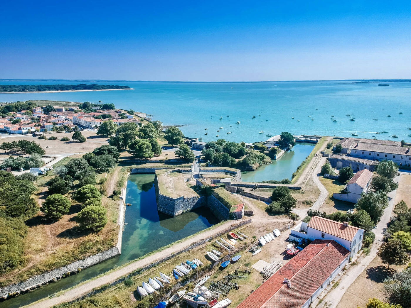 photo_village_mer_beau_temps_ile d'aix_accessible en covoiturage Zen, taxi et bus depuis la Rochelle